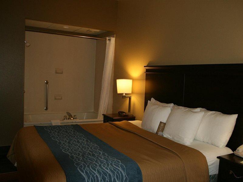 Comfort Inn & Suites Кууквил Екстериор снимка