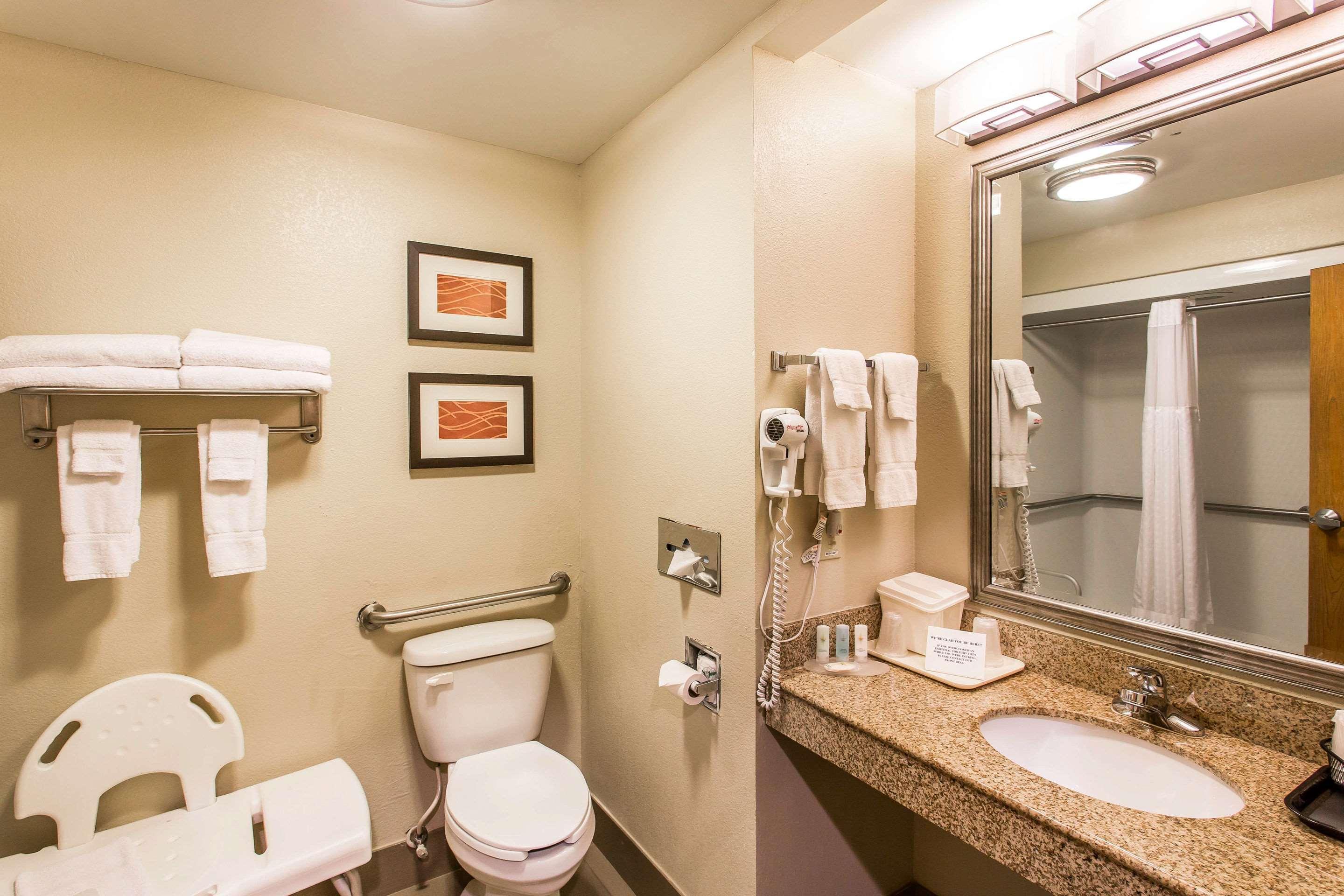 Comfort Inn & Suites Кууквил Екстериор снимка