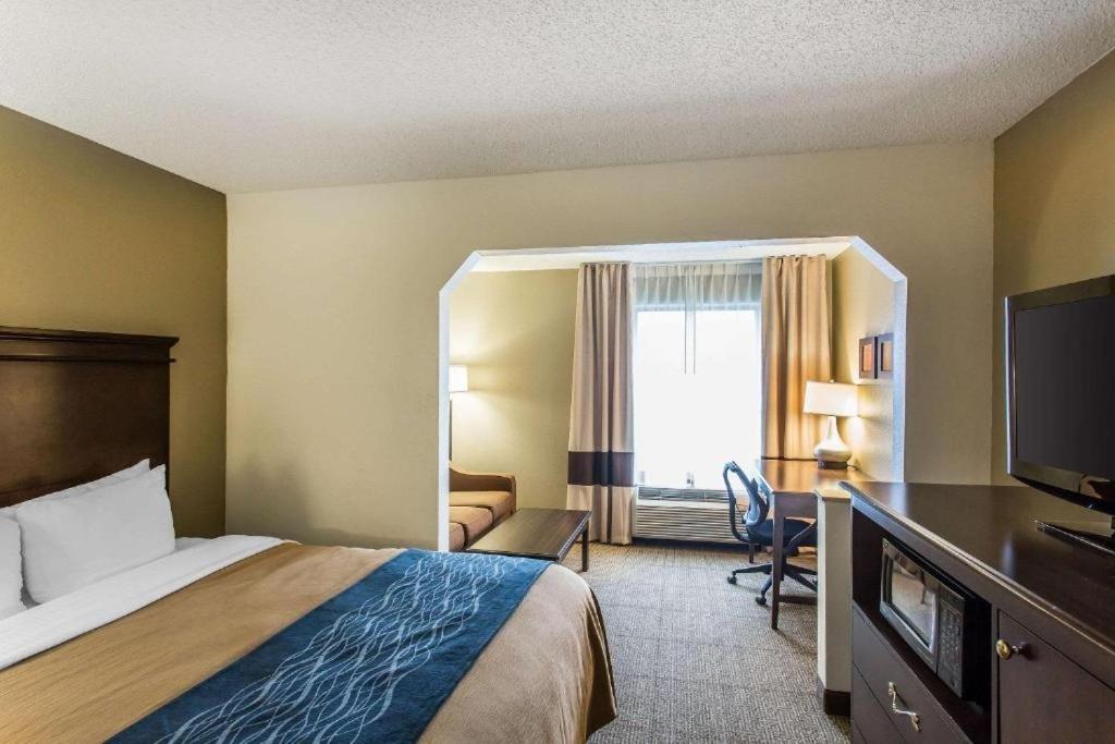 Comfort Inn & Suites Кууквил Екстериор снимка