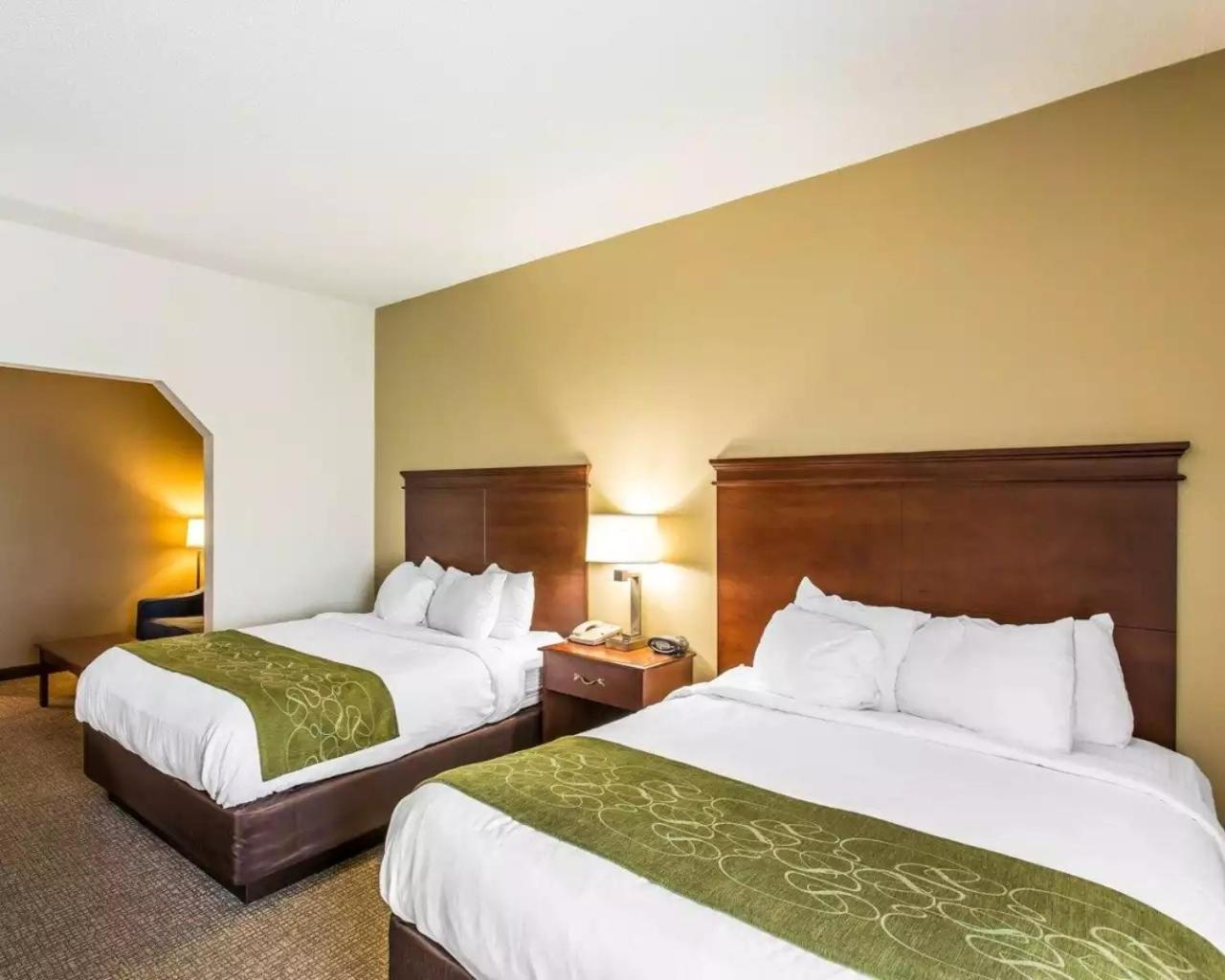 Comfort Inn & Suites Кууквил Екстериор снимка