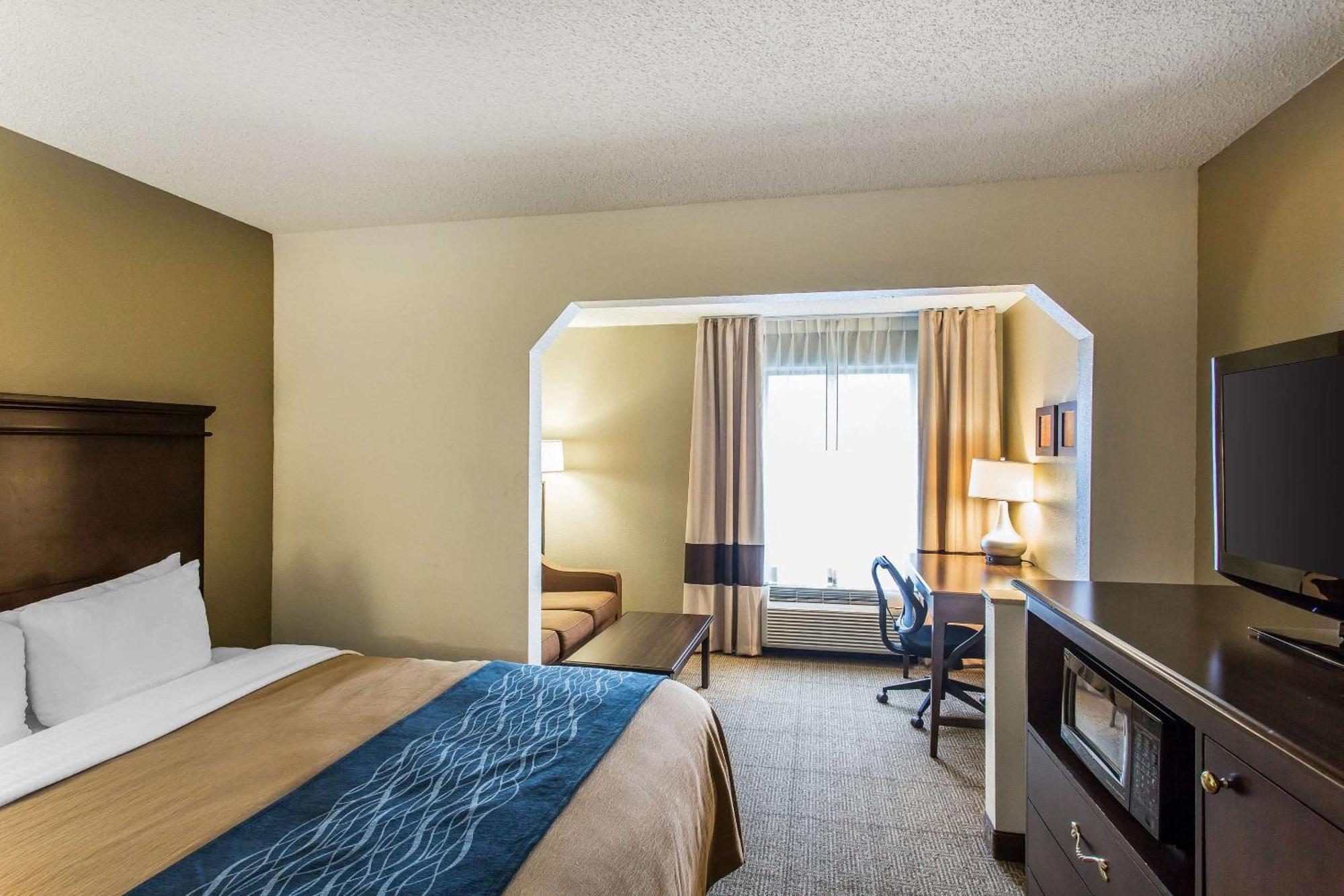 Comfort Inn & Suites Кууквил Екстериор снимка