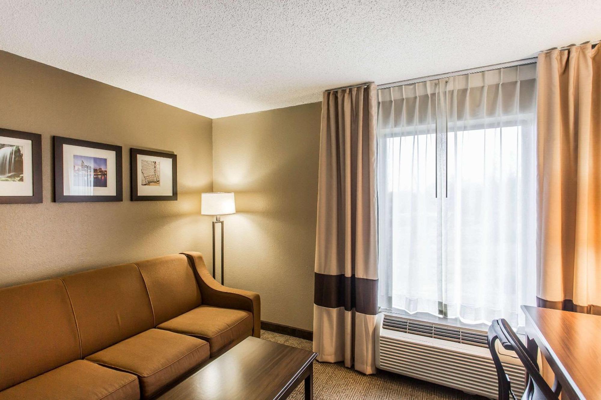 Comfort Inn & Suites Кууквил Екстериор снимка