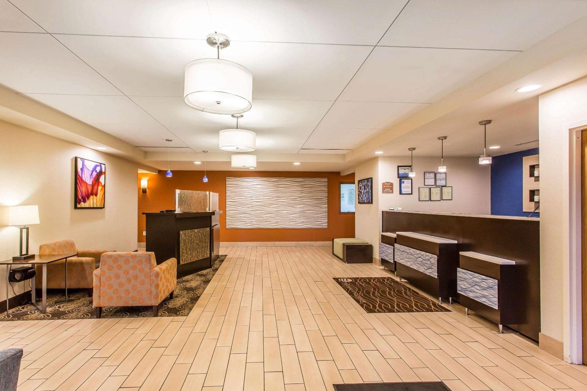 Comfort Inn & Suites Кууквил Екстериор снимка