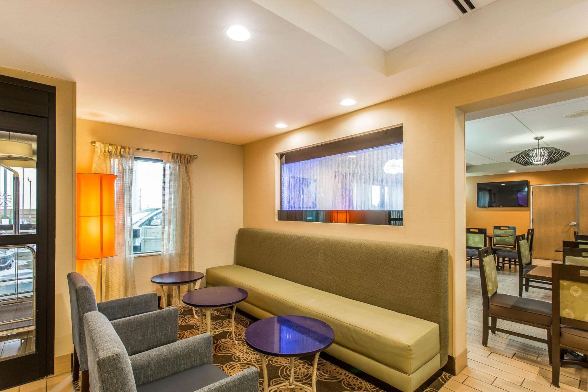 Comfort Inn & Suites Кууквил Екстериор снимка