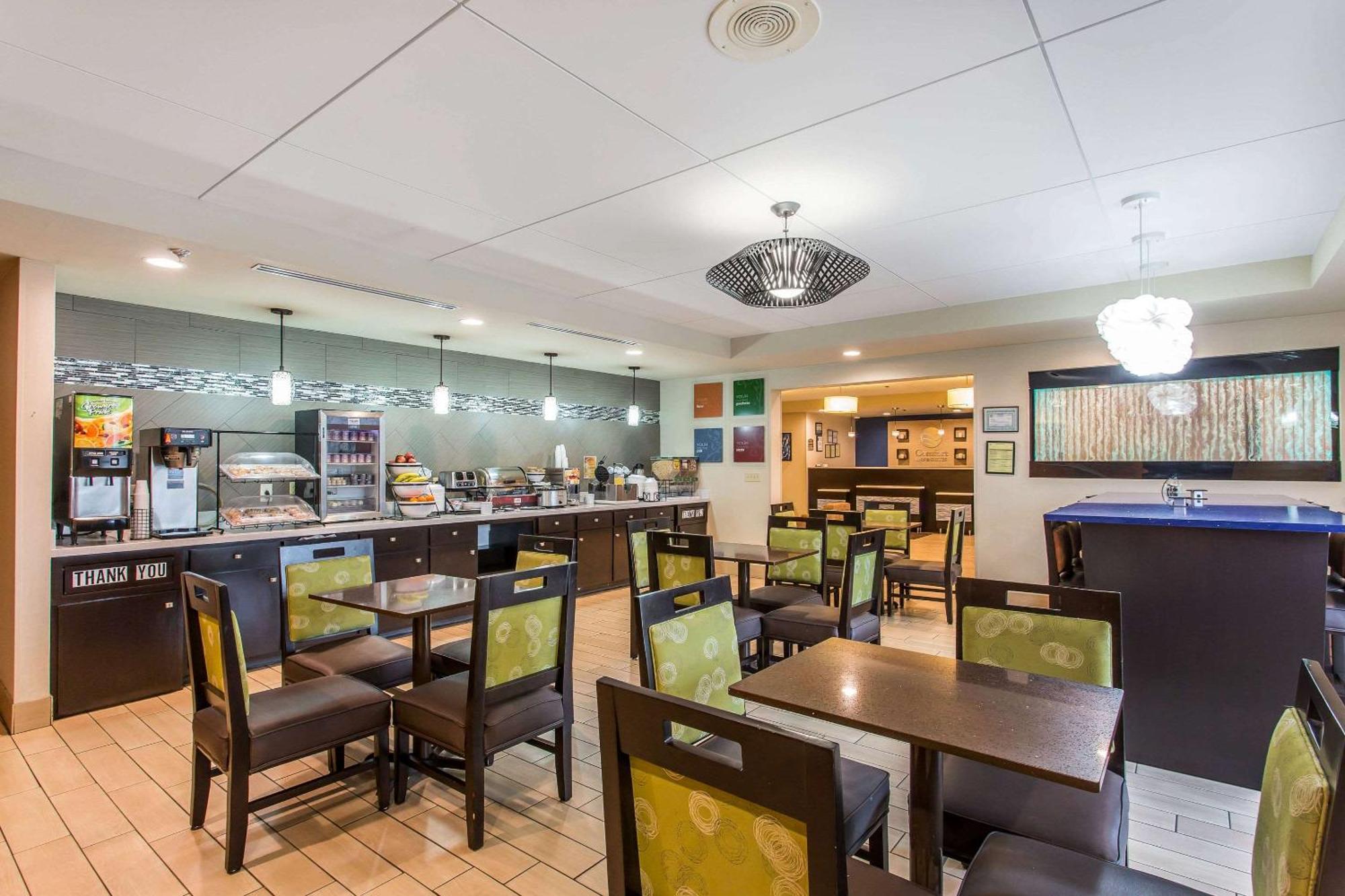 Comfort Inn & Suites Кууквил Екстериор снимка