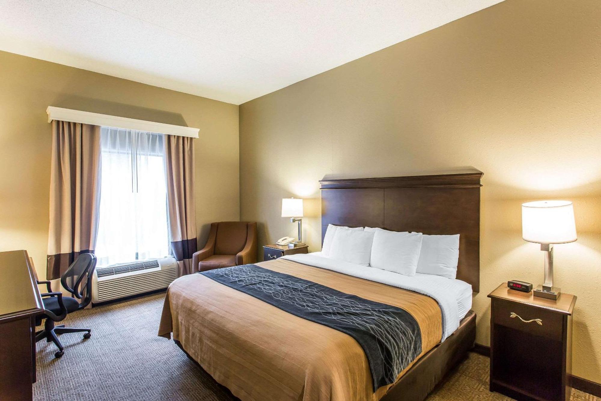 Comfort Inn & Suites Кууквил Екстериор снимка