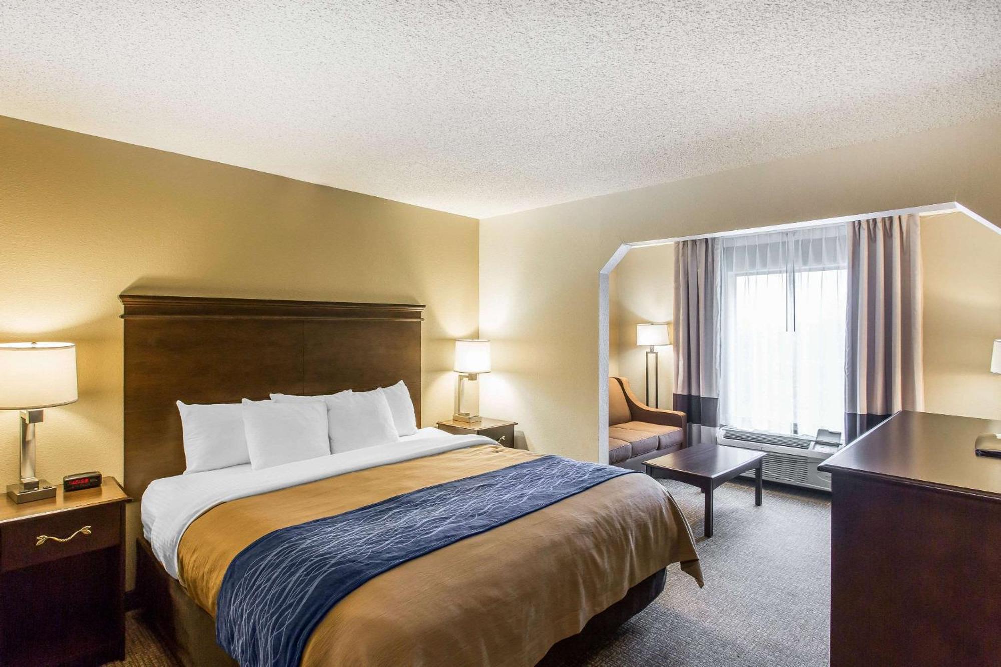 Comfort Inn & Suites Кууквил Екстериор снимка