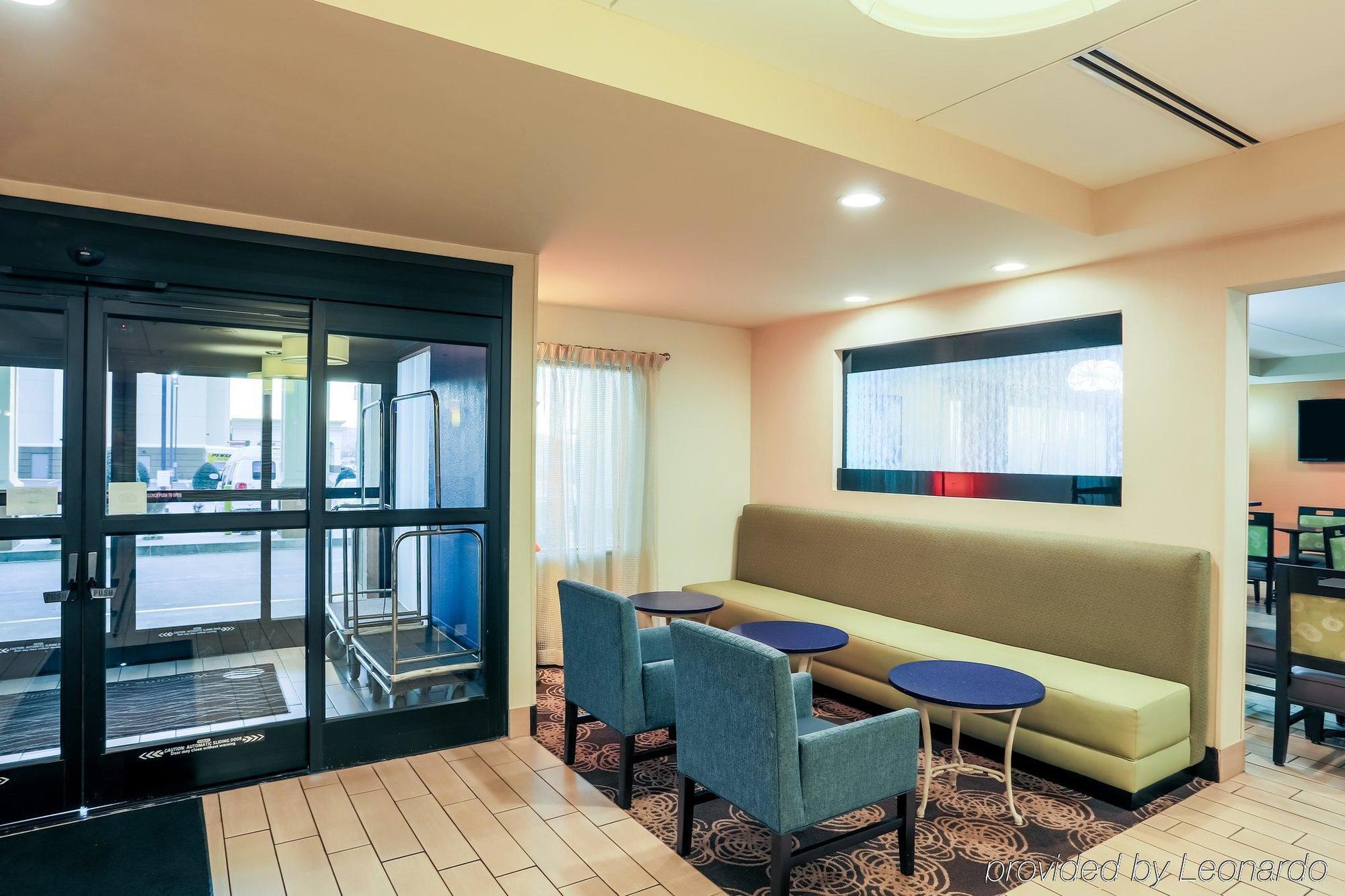 Comfort Inn & Suites Кууквил Екстериор снимка