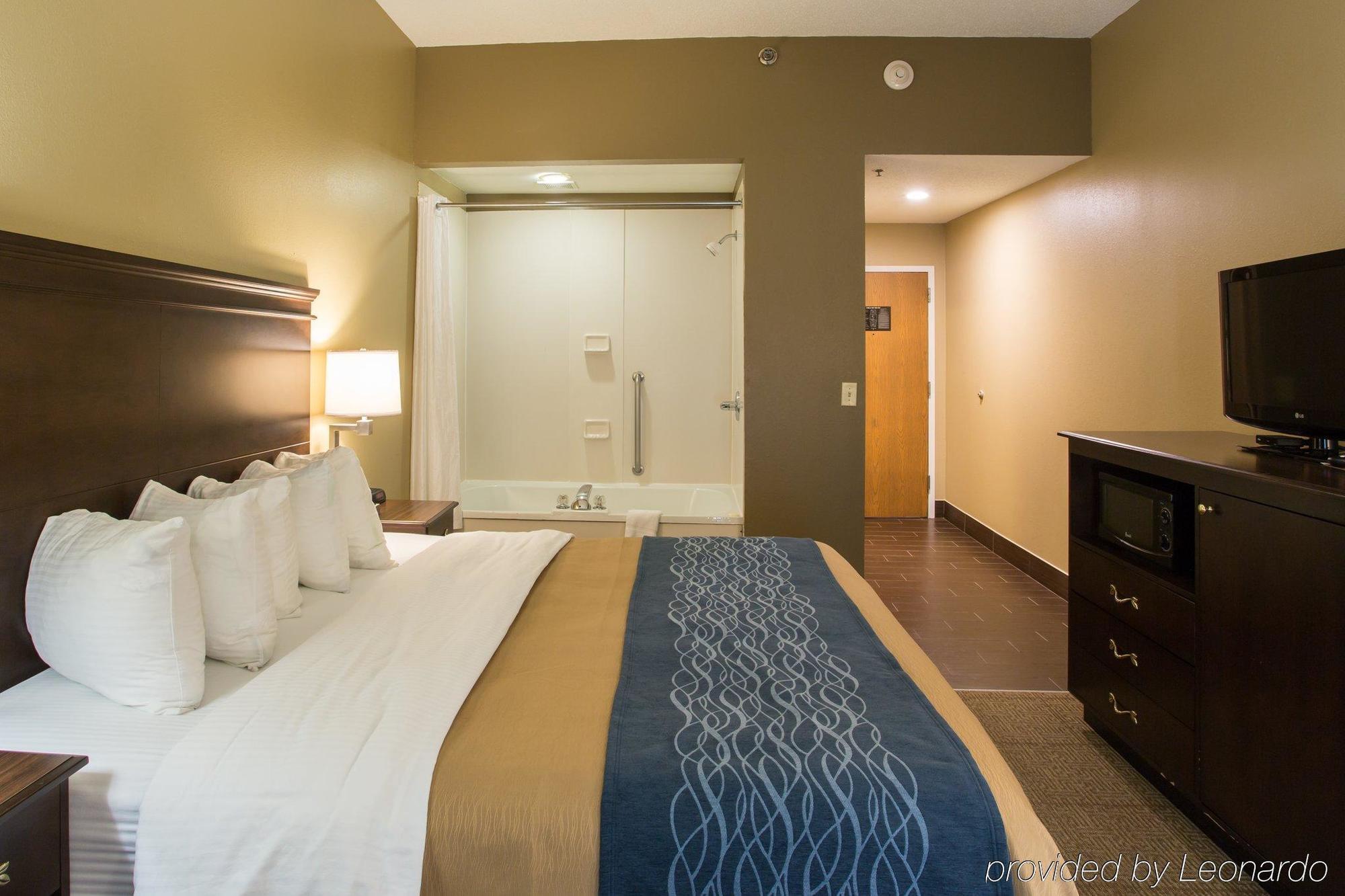 Comfort Inn & Suites Кууквил Екстериор снимка