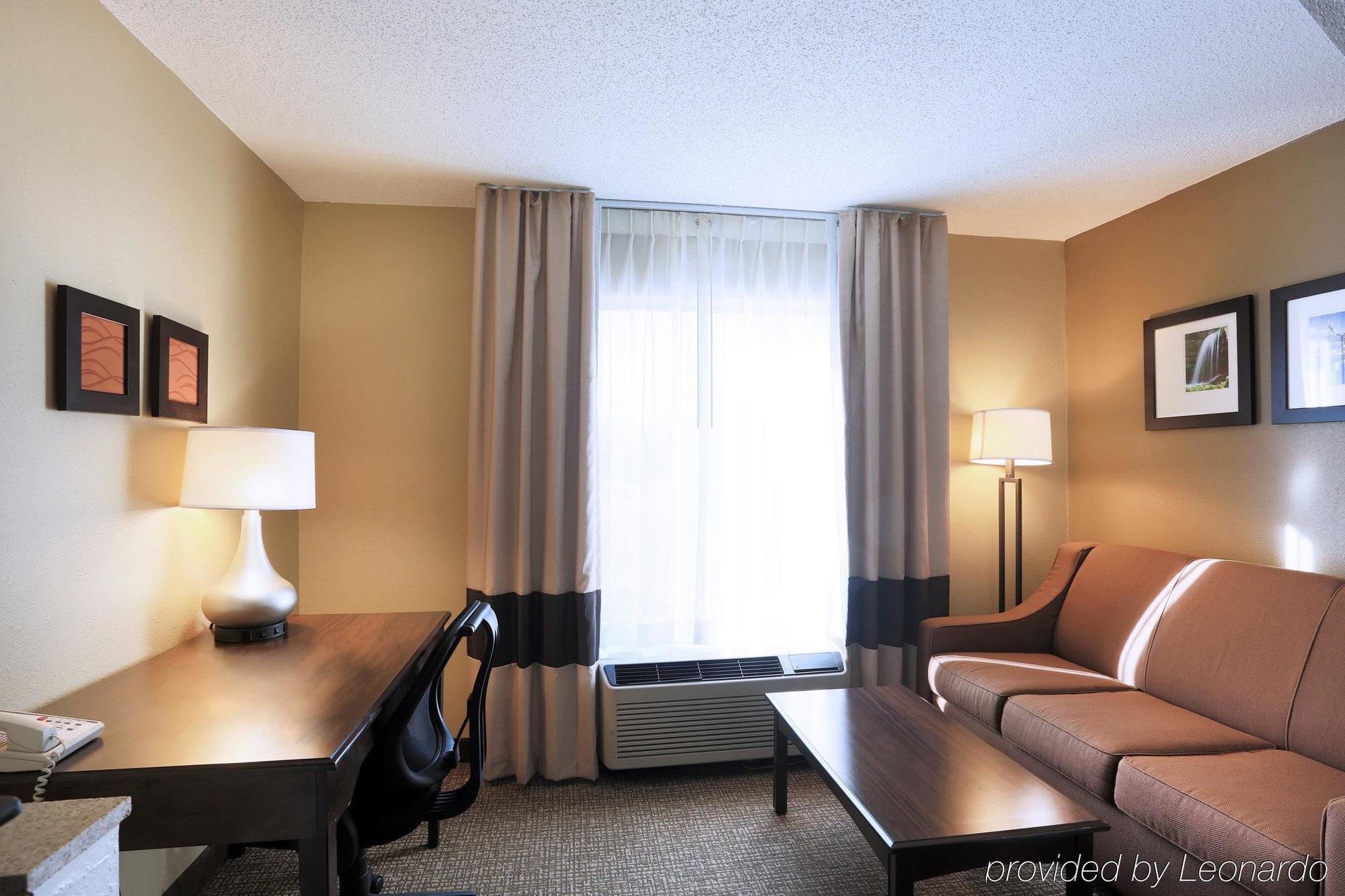 Comfort Inn & Suites Кууквил Екстериор снимка