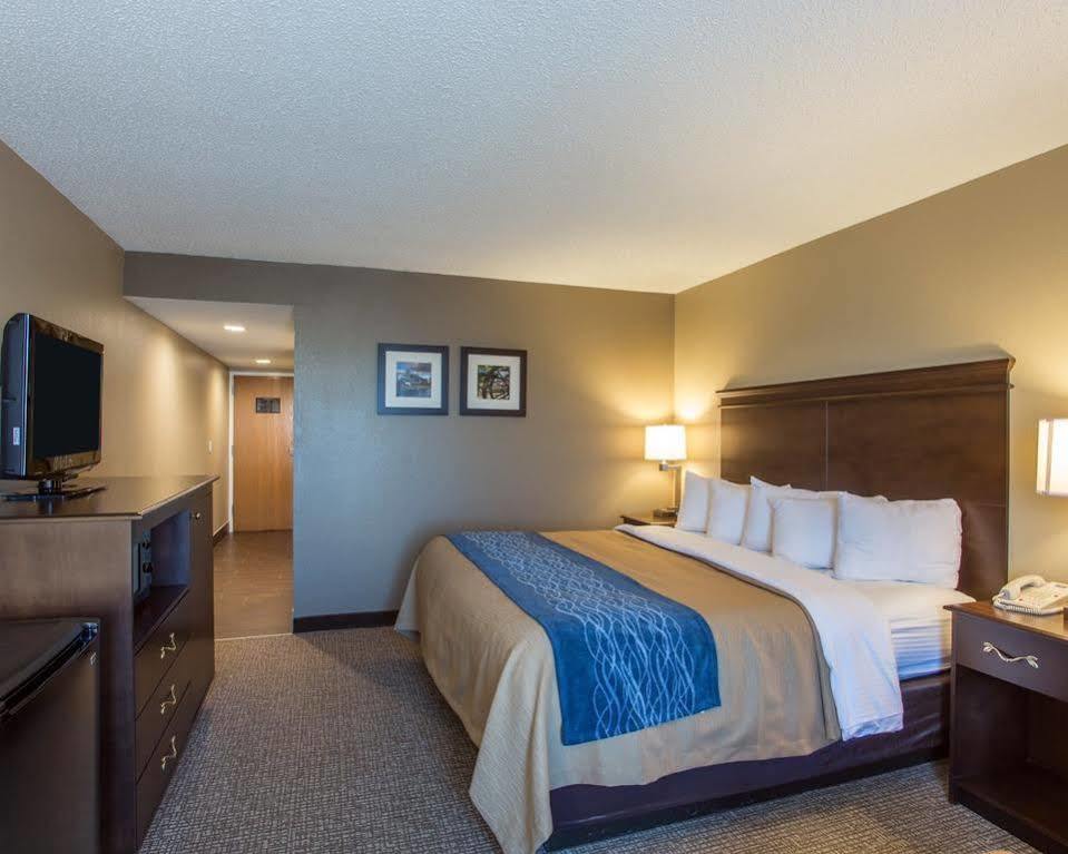 Comfort Inn & Suites Кууквил Екстериор снимка